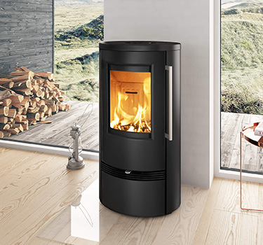 Brændeovn i sommerhuset – varme, hygge og uafhængighed året rundt